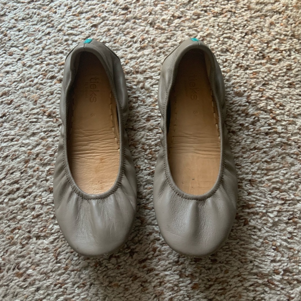 Beige Tieks